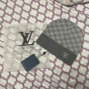*New* Chckered Gray Lv Beanie